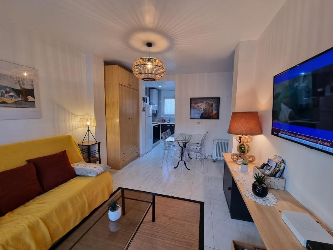Lovely One Bedroom With Balcony Roses Exterior photo